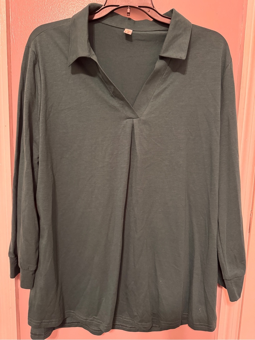 Relaxed Collared V-Neck Long Sleeve Top in Forest Green